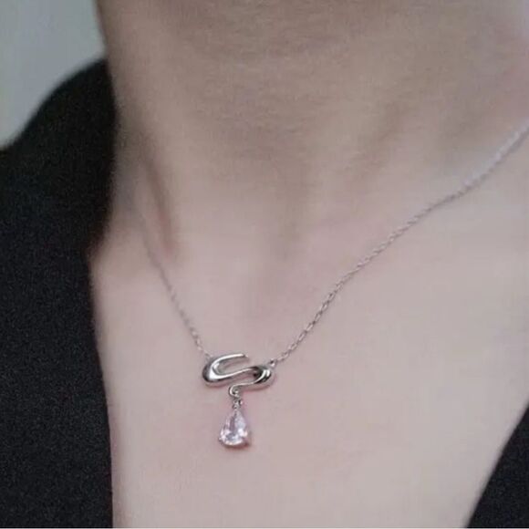 Elegant Silver Necklace with Teardrop Pendant - Picture 3 of 4